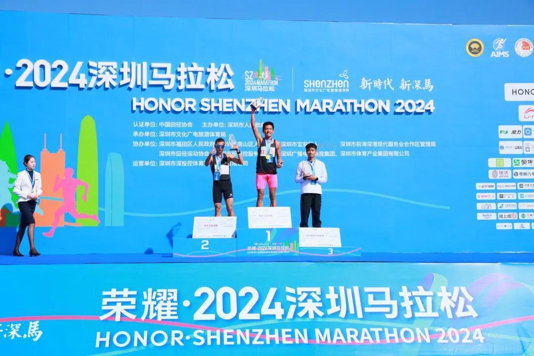 12月1日清晨7点30分荣耀：2024深圳马拉松开跑，2万名跑者站上，山海连城，