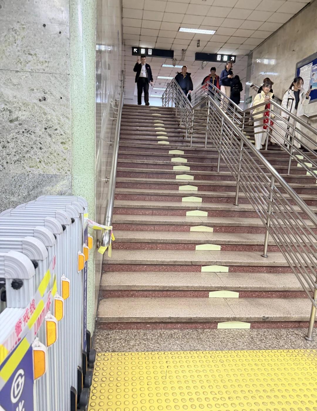 北京地铁2号线设计的真是够蠢的
途径点有北京站还都是楼梯！！不为去北京站坐车拿行