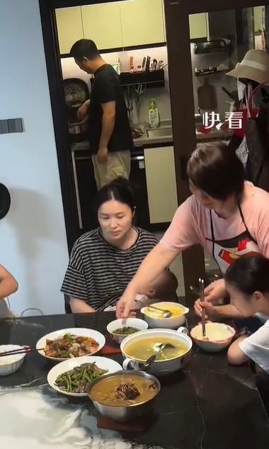 暖心一幕！近日，重庆一户家庭晚餐时，儿媳主动将剩菜挪至面前准备食用，婆婆未发一语