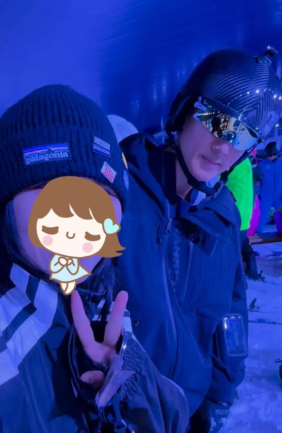 Jasper和吴尊一家滑雪偶遇吴尊带Jasper和Max滑雪，一眨眼两个孩子已经