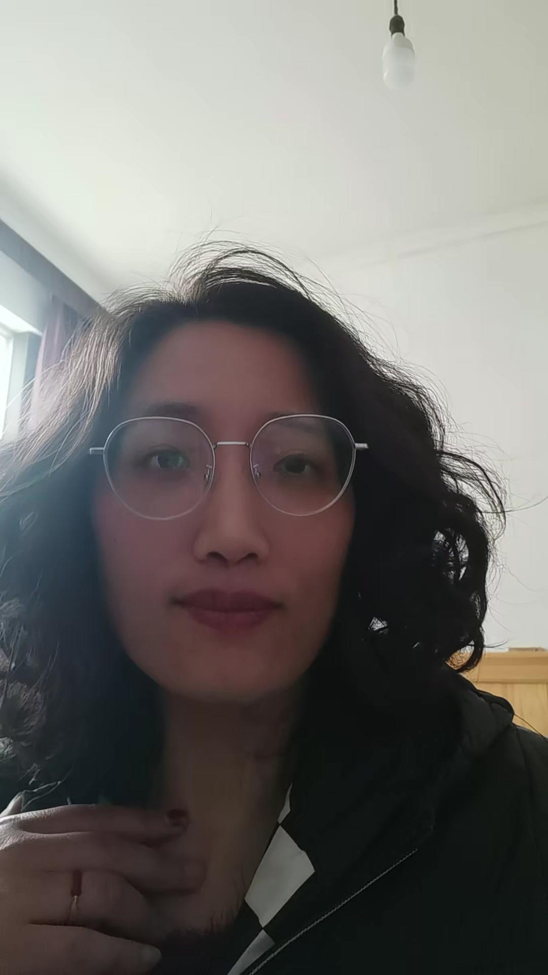 有位朋友说，亲戚长辈总让他多给对方孩子花钱，还说“孩子孝顺就好”，转头却在孩子面