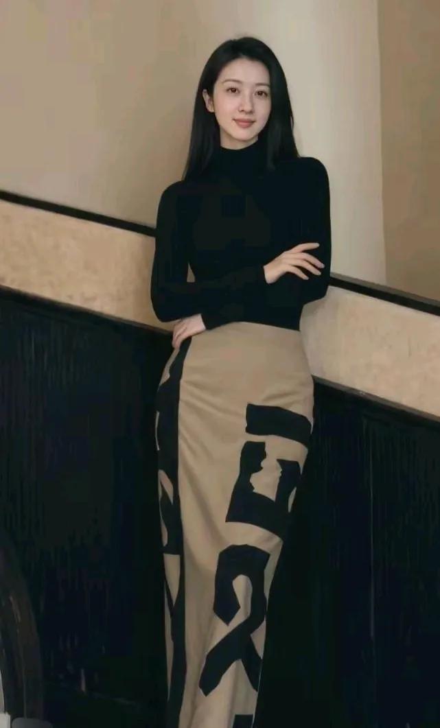 优雅黑裙
堪称时尚界的神！
穿上它
瞬间化身贵气女神
优雅风姿魅力难挡
就说看展