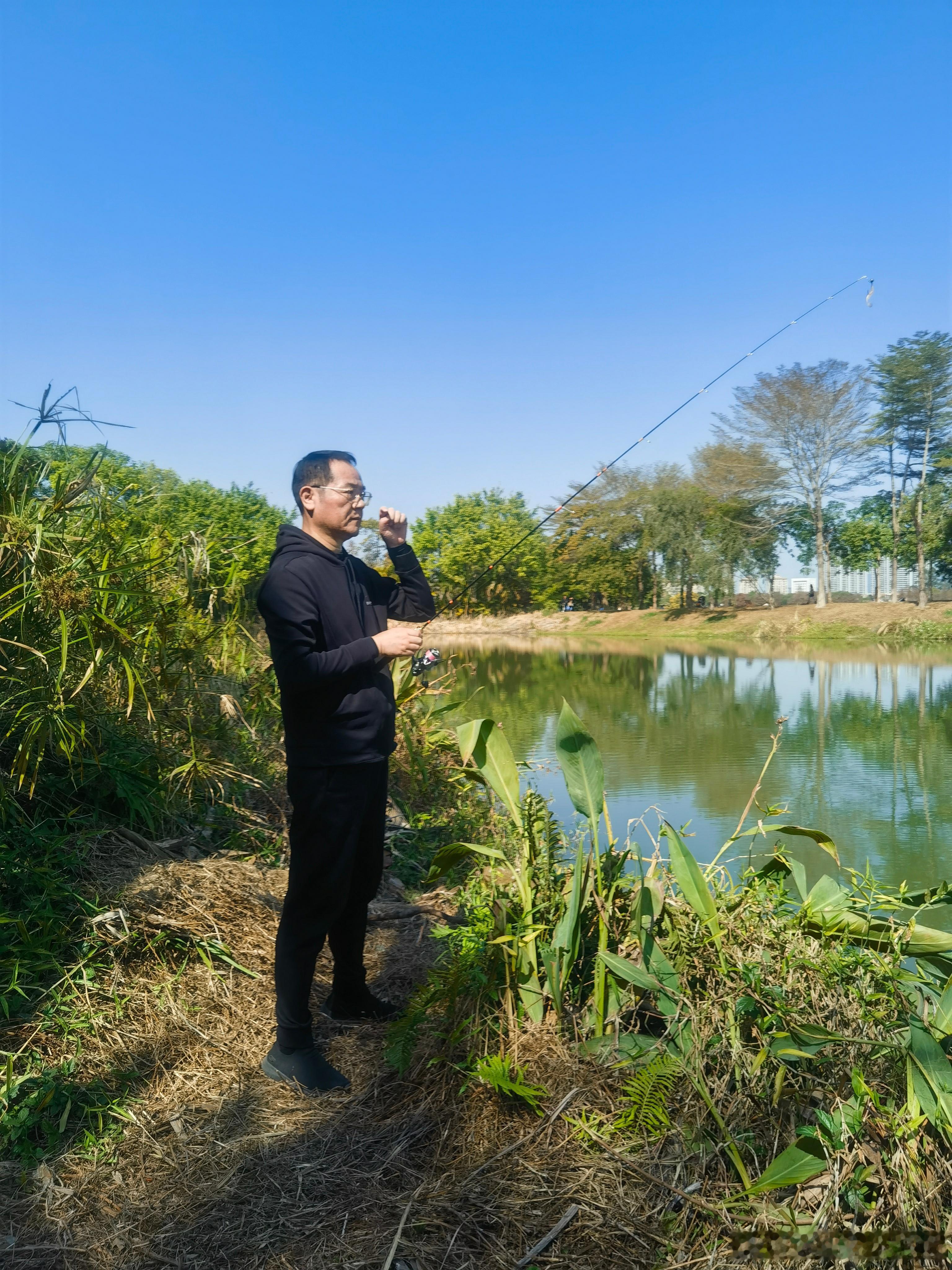 马斯克说人类是硅基生命的引导程序，但他无法接受美国只是中国的引导程序这个事实。 