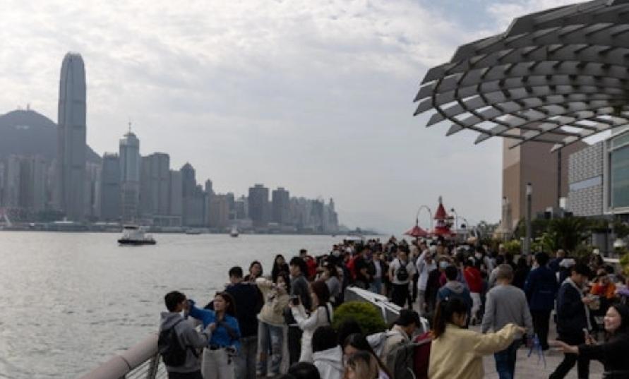 今年香港跨年倒数活动很有看点。往年常办活动的尖沙咀海旁人流减少，内地客多留在维港