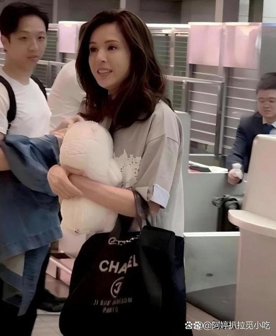 李若彤胖了反倒更漂亮，咋瞅都不像60的 