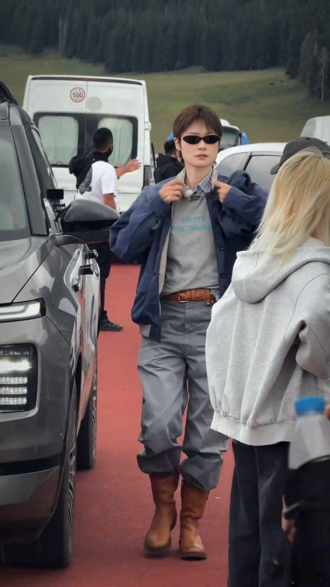 向野四美去了我的阿勒泰取景地张凤霞小卖部偶遇向野四美向野的我们 草原辽阔，风光正