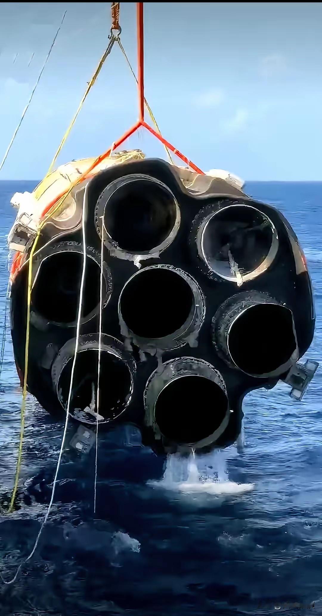 泡了两天水，捞上来了。

咱们这枚完成全部试验的功勋试验箭，已经成功打捞装船。