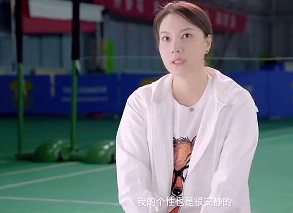 谢杏芳谈父母对自己的影响，说:“我爸妈都是一个很安静的人，所以我的个性也是很安静