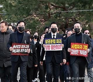 3月5日，韩国国民力量党在青瓦台爱之家前召开议员总会，强烈谴责司法三法，并要求总