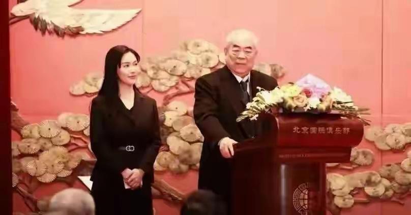 公母俩是真行！非凡的人生啊！范曾和徐萌，一对忘年恋夫妻，现在又喜得贵子，反正宣布