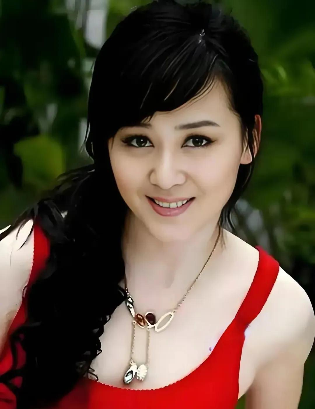 你觉不觉得李琳美艳动人？她出身于普通家庭，全凭自己的努力才成名的。1995年主演