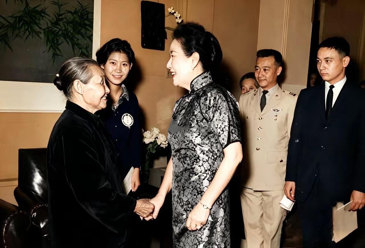 不是我吹！我敢说，左边这位女士，如果你能认出来，历史高手非你莫属！