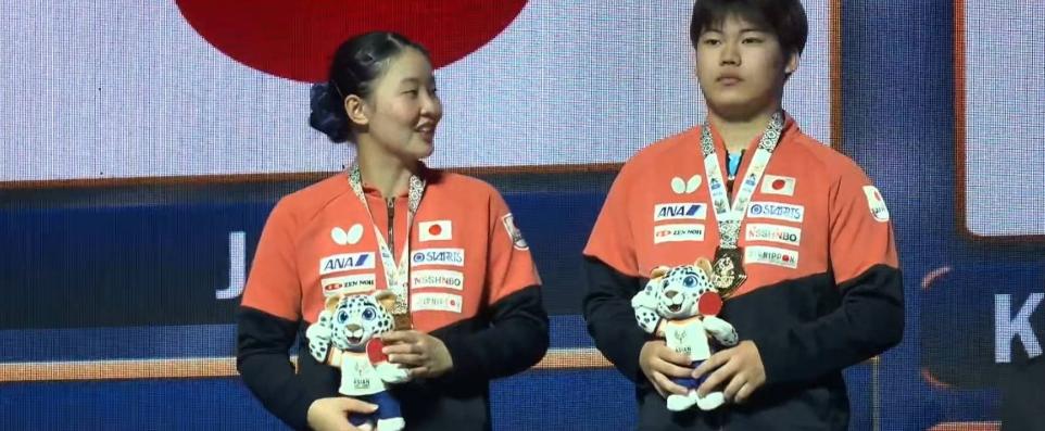 张本美和夺冠后笑着找搭档说话，松岛辉空全程冷脸不搭理，18岁姑娘硬是靠两座冠军把