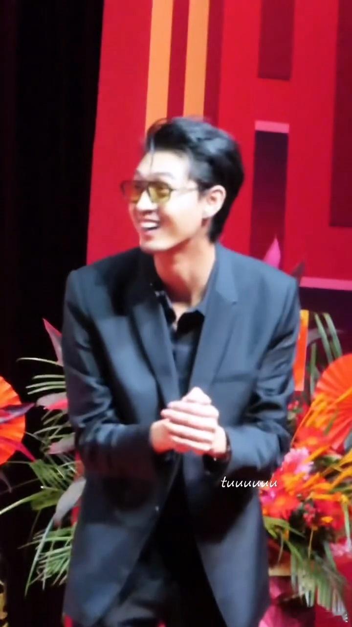 秦霄贤说我只是事业低谷期 秦霄贤说自己只是事业低谷期，不是死了[二哈] 