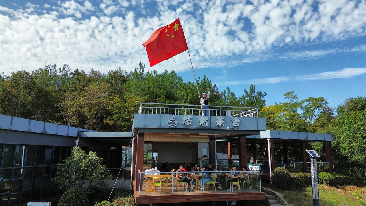 #分享一张您拍的五星红旗吧#10月2号，陪爸妈哥嫂全家在天池山游玩。站在天池山悠