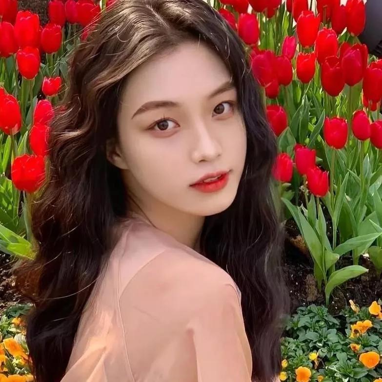 春日花海中，红艳与娇艳并存，少女笑靥如花