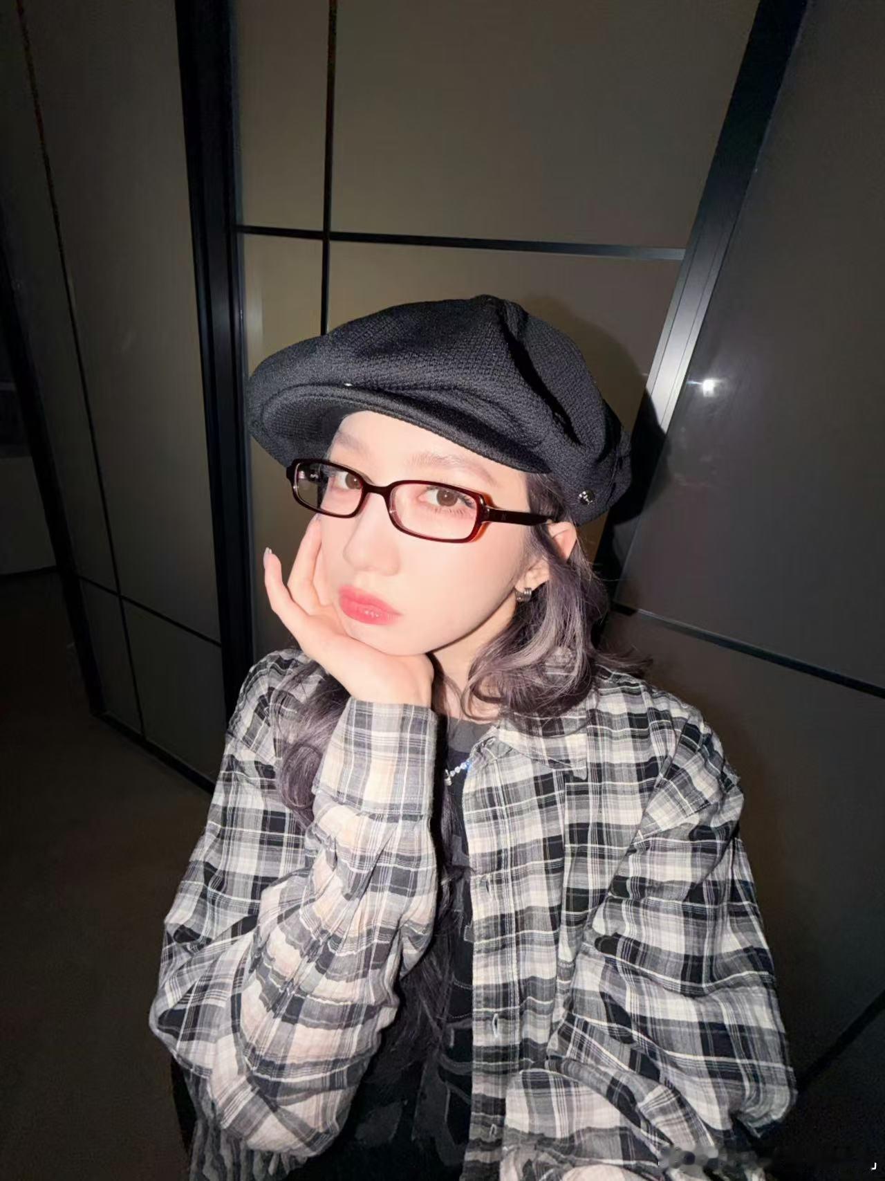孟美岐恋爱 偷拍爆料这种事真的挺没意思的，女明星谈个恋爱至于被这样盯着拍吗，狗仔