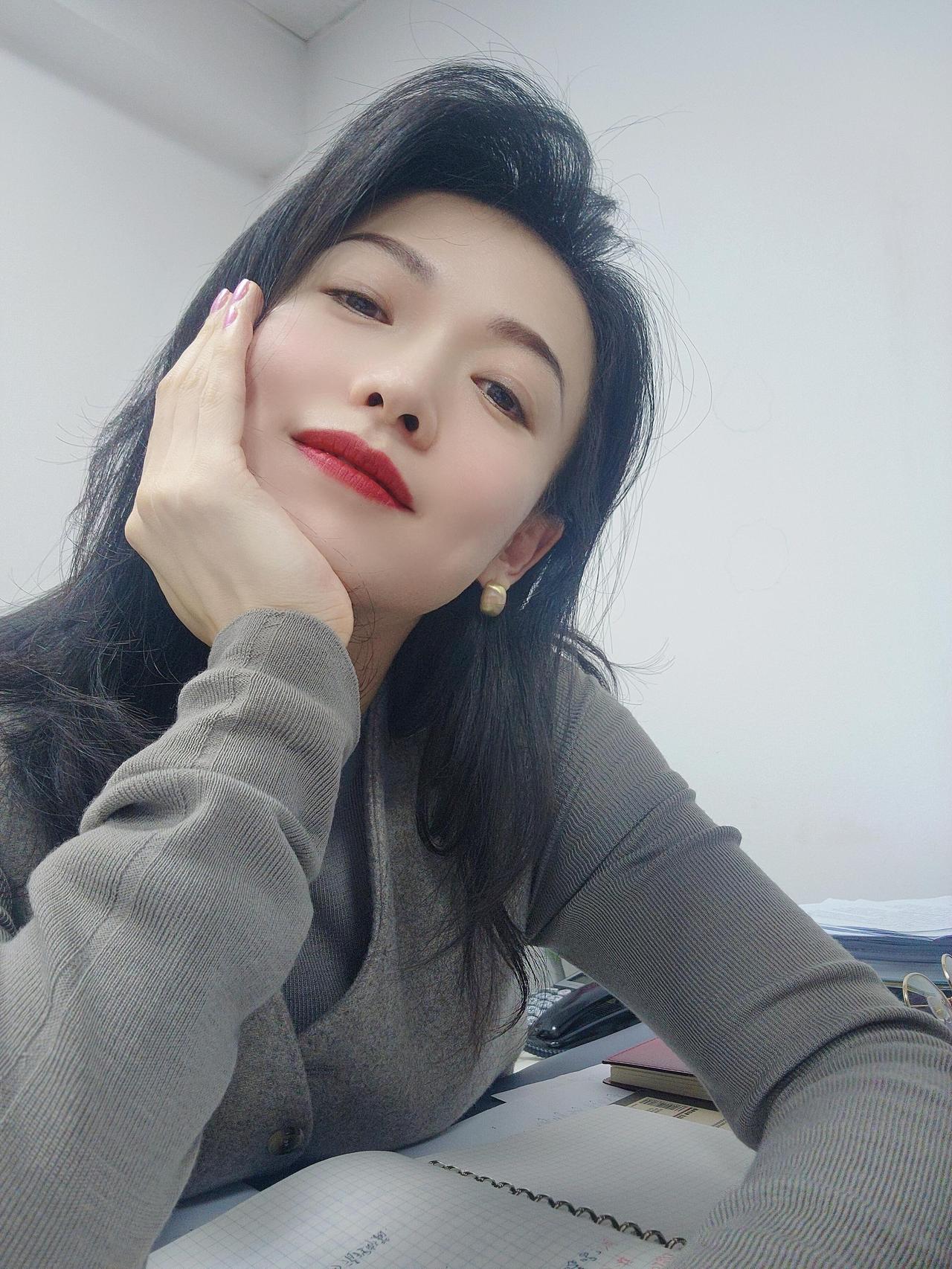 今天新做的指甲
每天工作闲下来就想自拍欣赏一下
可惜95年的我还没找到另一半
前