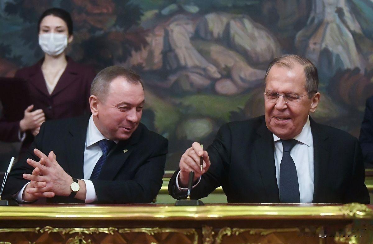 用特朗普的战法，俄罗斯当初就不应该是以乌东为目标，而是突袭基辅，抓获泽连斯基，扶