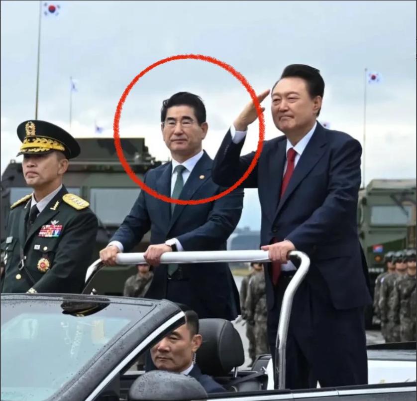 太震惊了！刚刚辞职的韩国防长金龙显已经被防止外逃。韩国总统尹锡悦下达紧急戒严令遭