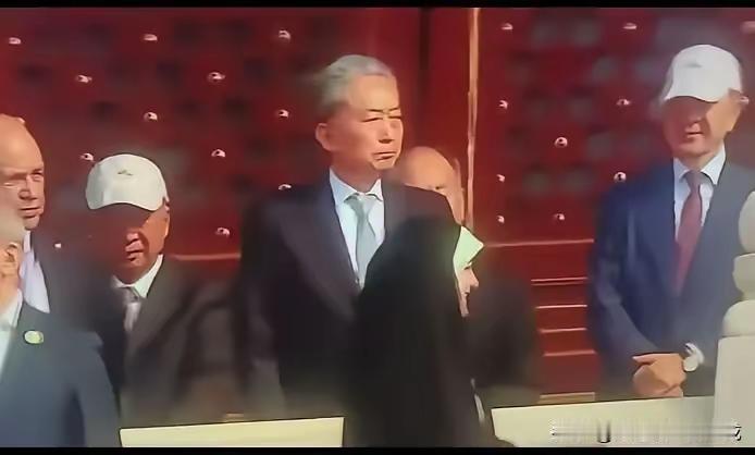 此时此刻的纠山由纪夫，看着从眼前经过的各种受阅方阵，能想些什么呢？