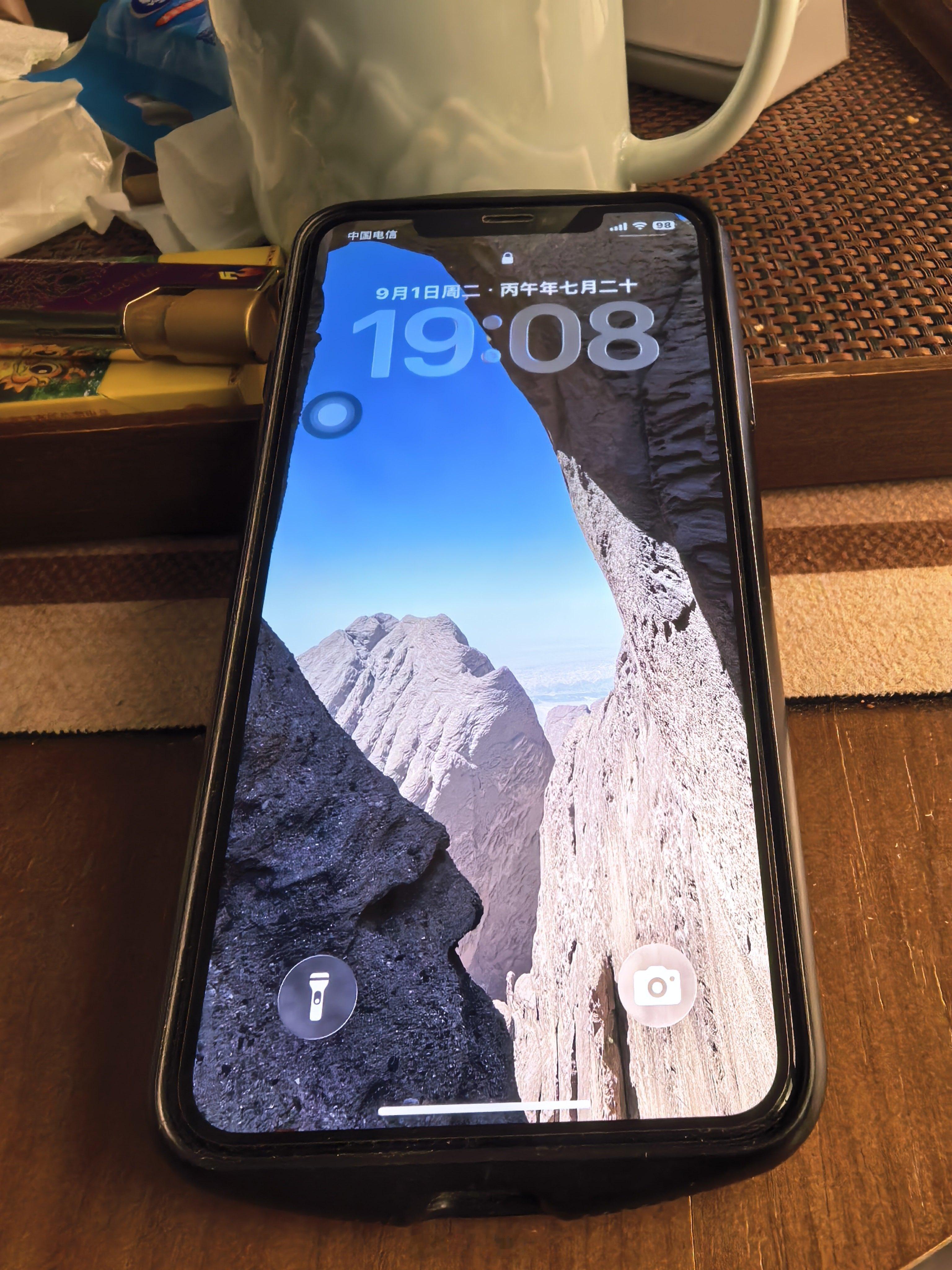 手机涨价涨价就不买！手上这部iPhone11跟随我多年了，去年换了块电池，现在还