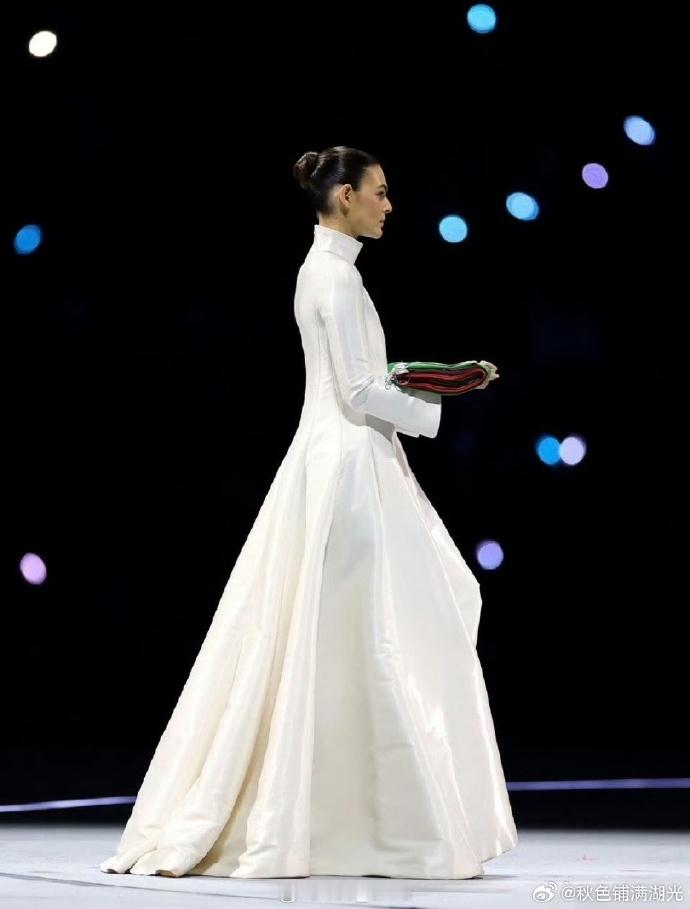 小李子女友开幕式交接国旗冬奥会开幕式30秒回顾米兰冬奥会开幕式 你甚至可以质疑迪