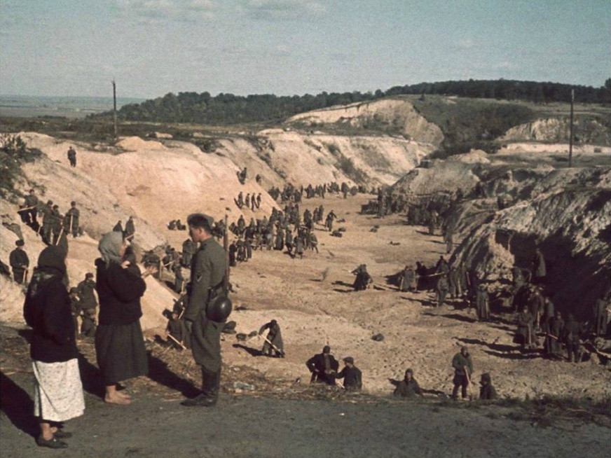 ❗1941年9月27日，巴比雅尔发生了第一次处决。当天，纳粹杀害了位于峡谷附近的