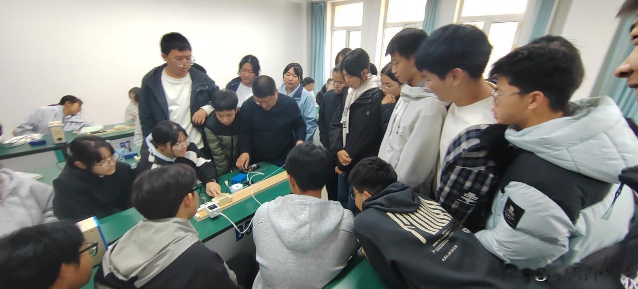 我还有两个月就退休了，如今也不教课了，学校也没有安排其他事。剩这两月，我想不用上