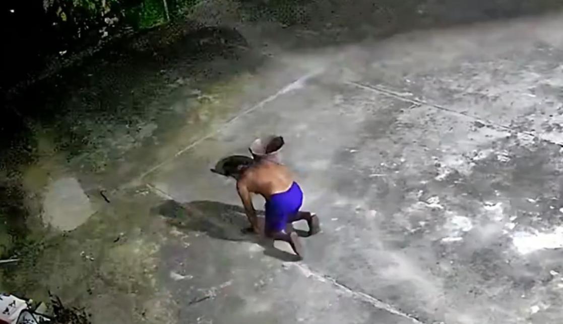 【，老人女儿：弟弟肝癌，父亲吃不好睡不好】7月11日，湖南湘潭。7旬老人凌晨跪拜