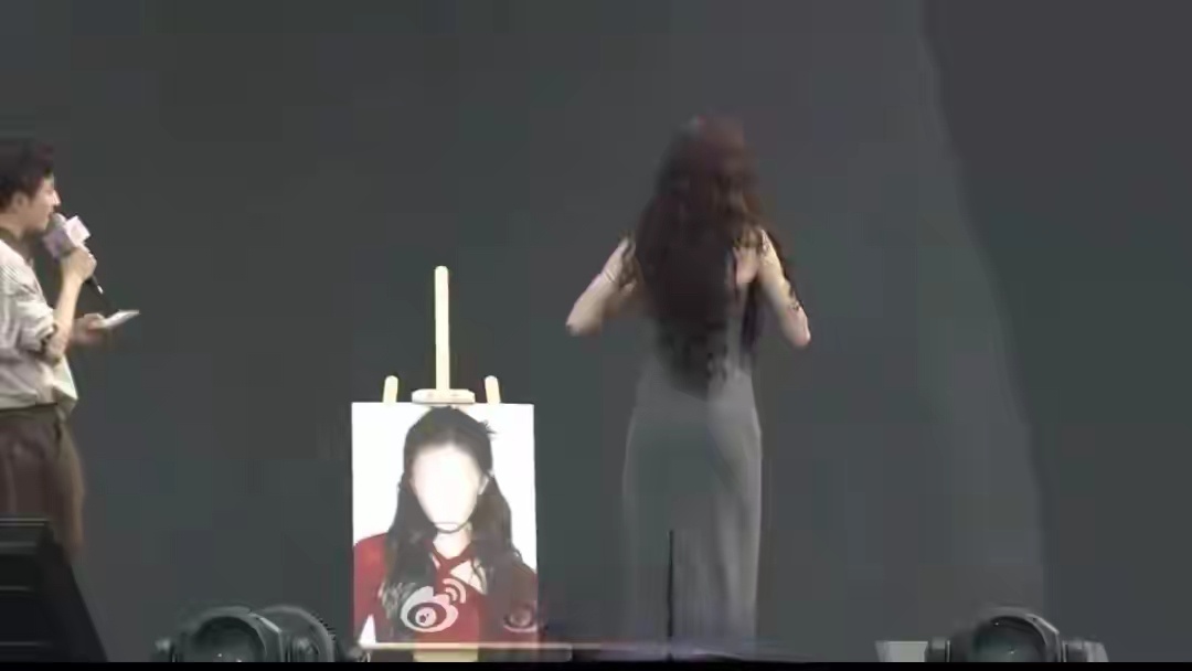 宋妍霏二十分钟提了24次裙子在整个活动中，观众们发现，她身上的裙子似乎不合身，存