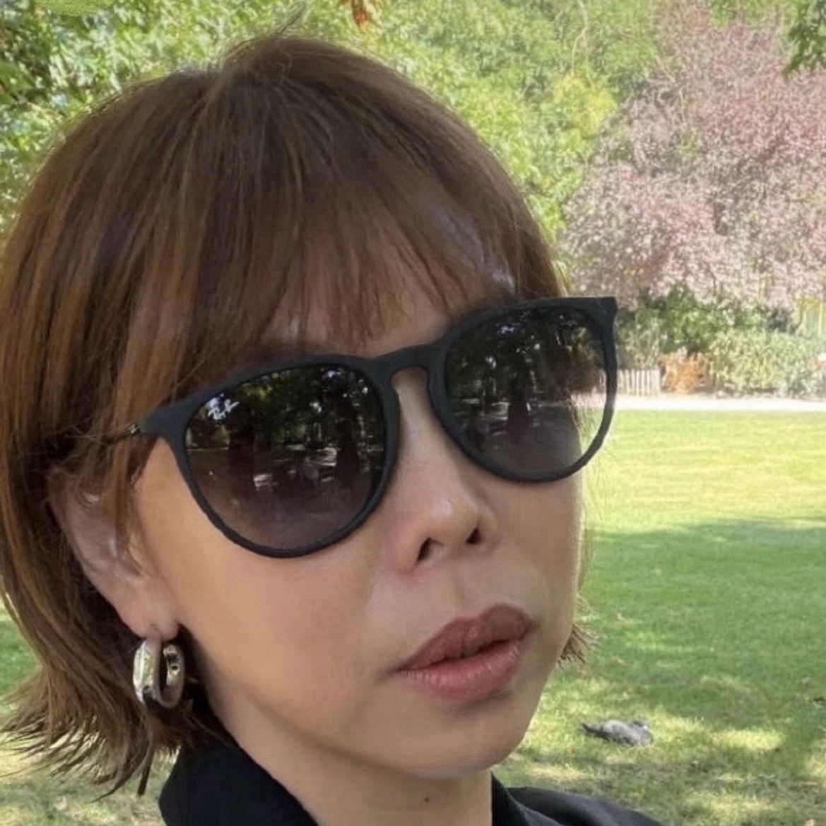 网友发现李荣浩蹲着给杨丞琳拍照墨镜反光拍到李荣浩杨丞琳 磕到了！不起眼的反光细节
