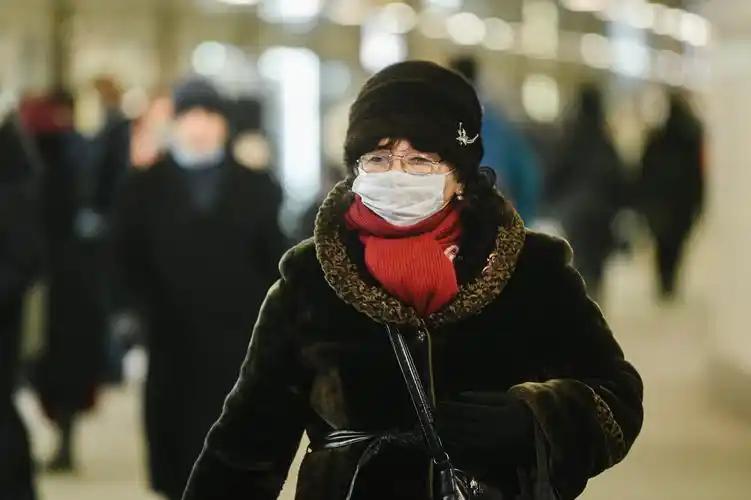 由于舆论长期弱化新冠病毒危害，所以大多数人会以为新冠已经消失了。
 
六年前刚暴