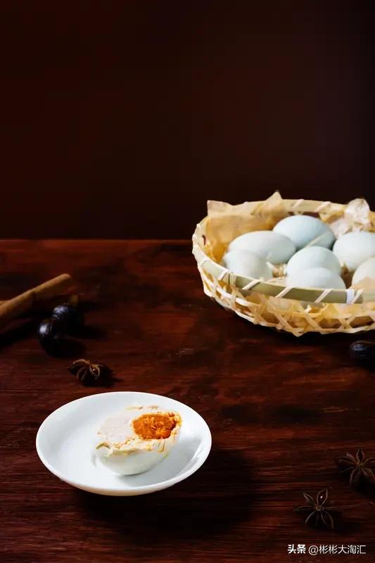 白粥这东西，百搭又养人，要说和啥一起吃最好，那可太多了。
咸鸭蛋必须拥有姓名！咸