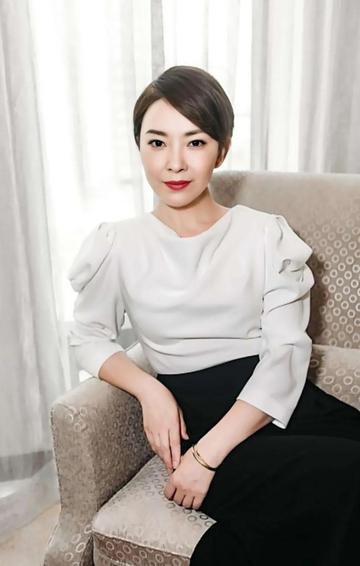 从央视主播到荧幕女王，49岁刘威葳凭什么活成人生赢家？网友：这姐太飒了！
娱乐圈