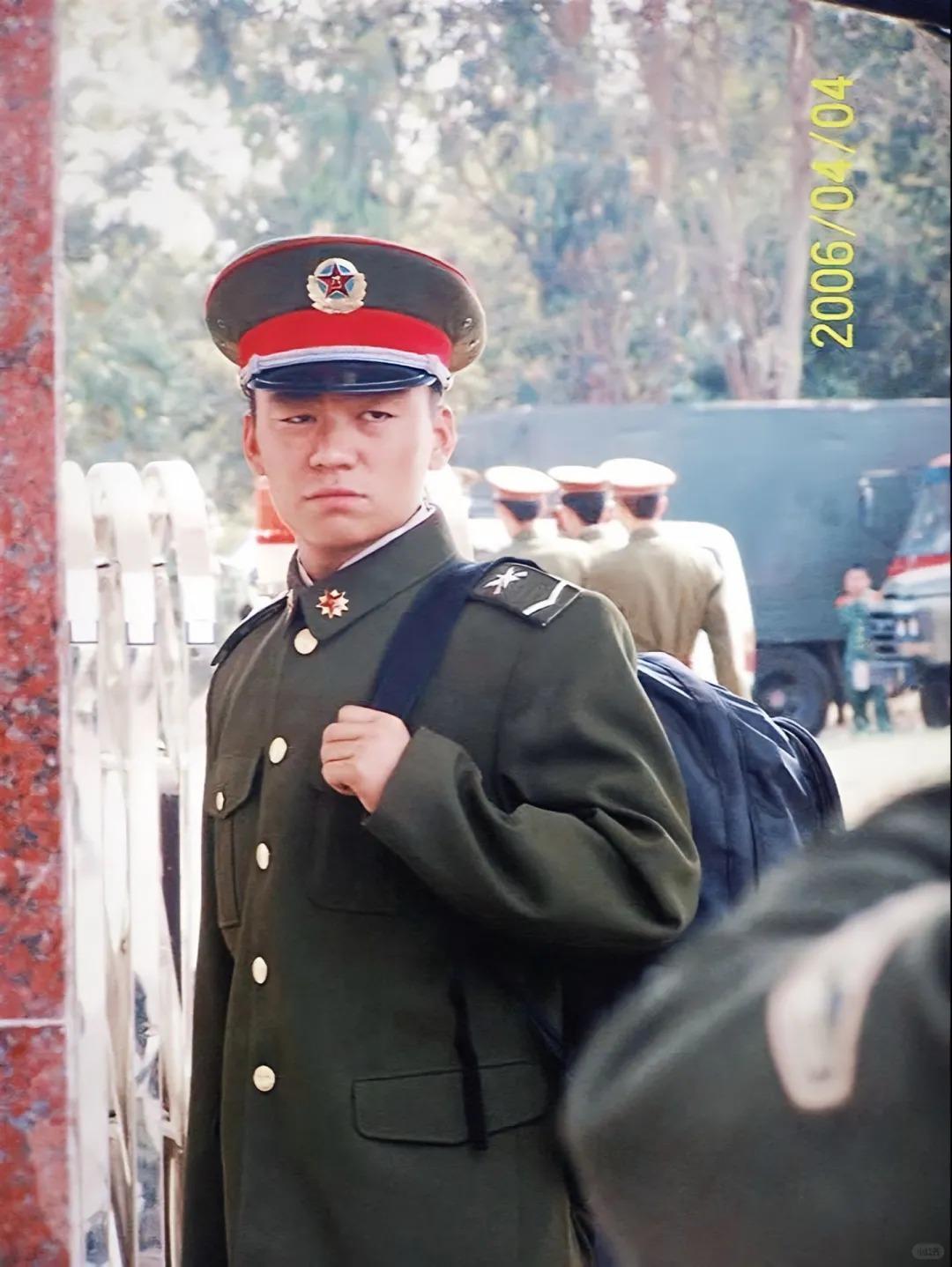 一组王宝强2006年拍摄的老照片。
王宝强没当过兵，但胜过当过兵！
问一下，头条