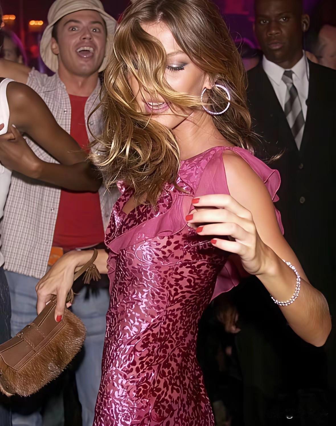 这个女子正在热舞之中，感觉这是一个能歌善舞的女子，非常适合在交际的场合里展现自己