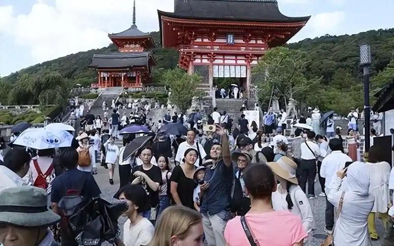 一边是疯狂“涨价”谢客，一边是拼命“免票”抢人！7月1日，日本正式挥动了涨价的大