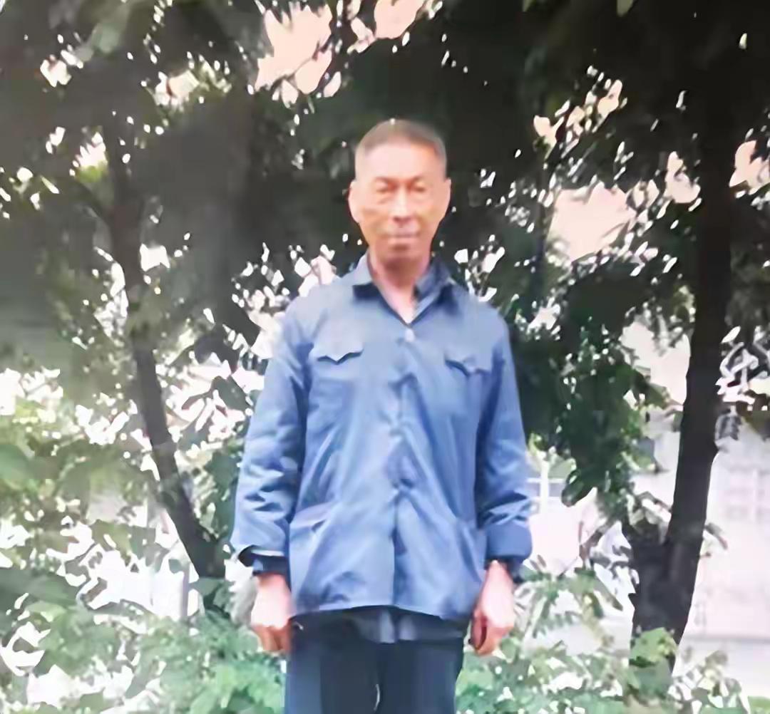 英雄就在人民中间
脱下军装的邹习程回到贵州老家，与家乡生产队的同龄人一样挑类挖土