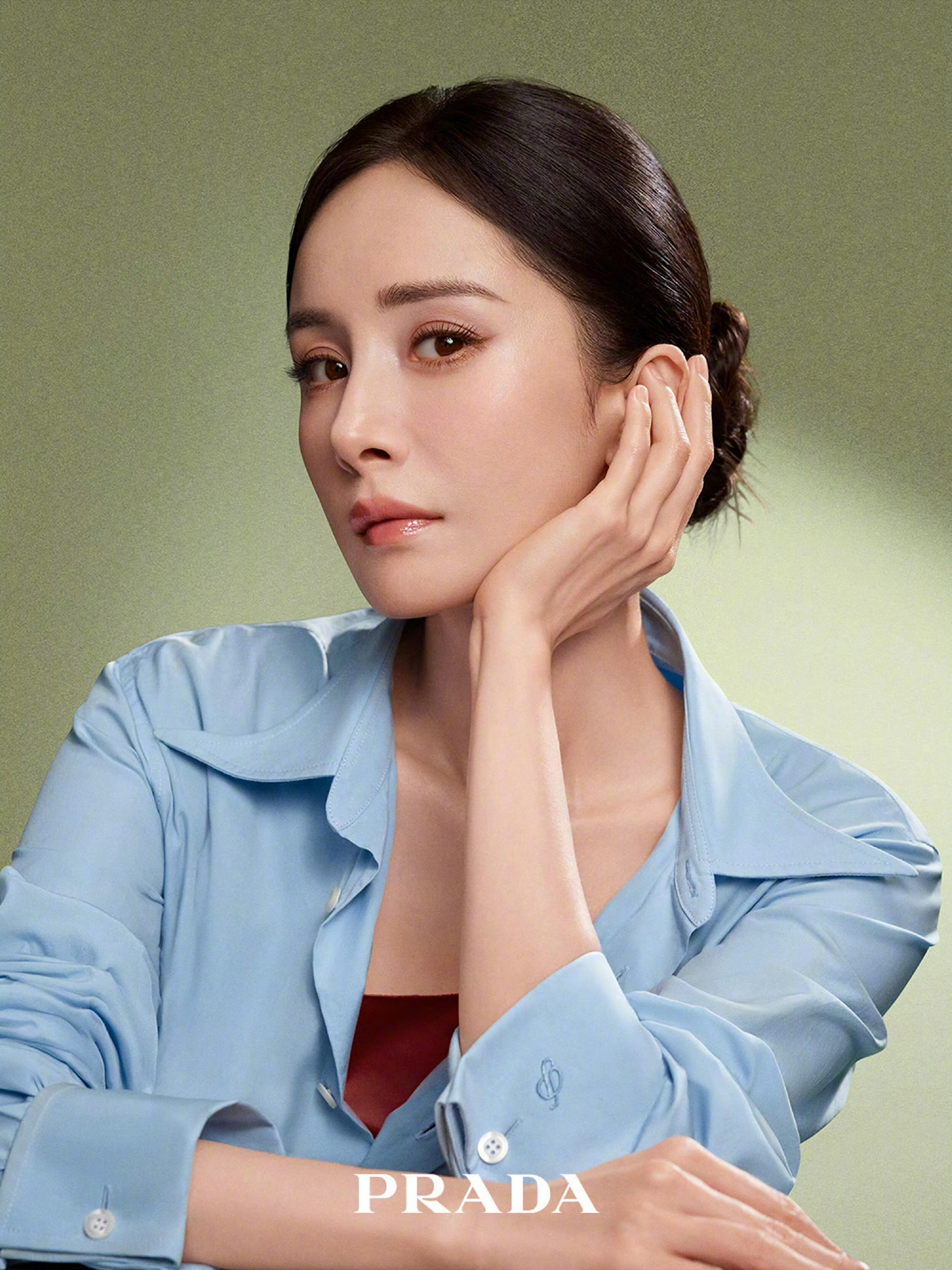 杨幂出镜PRADA Beauty「我本莫测」悬念香水全新大片。蓝色衬衣与黑色纱裙