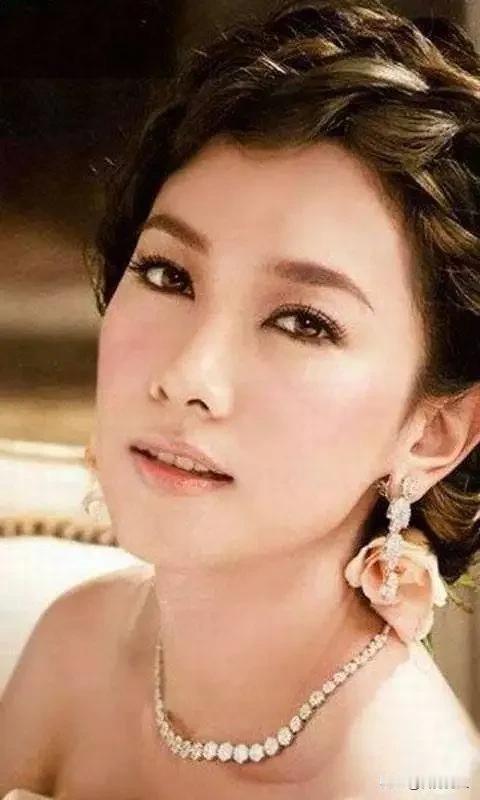 美女很多，但有气质的美女，凤毛麟角。外表美，好像花瓶，久阅乏味；气质佳，犹如甘醇
