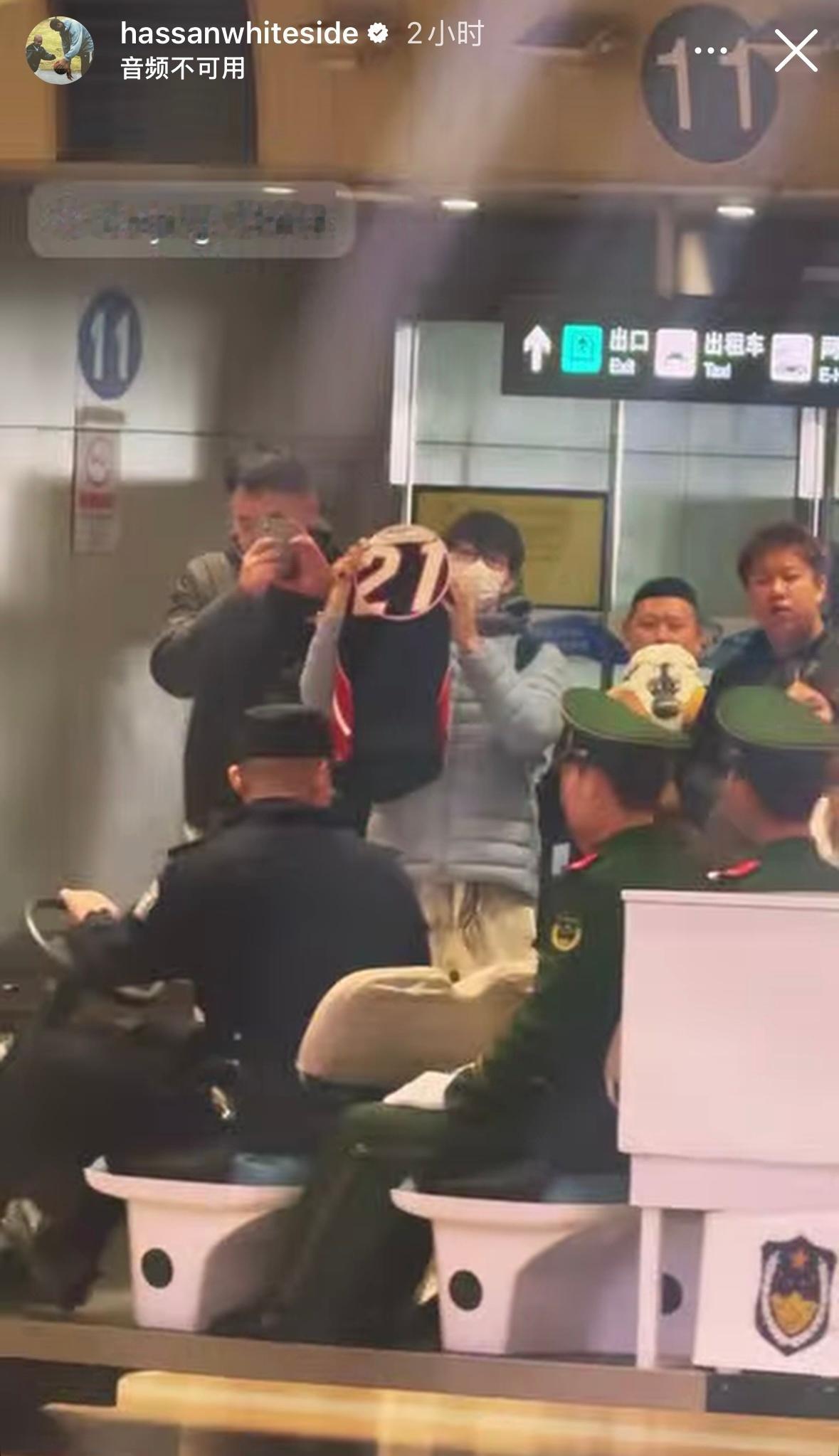 怀特塞德跟队去到了北京，看起来是脚伤恢复得差不多了。上海久事大鲨鱼