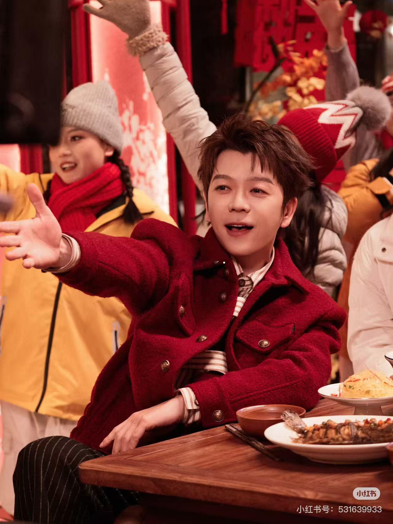王栎鑫欠春晚的那盘菜，今天终于补上了！前两天看他站在合肥分会场全员端菜的队伍里两