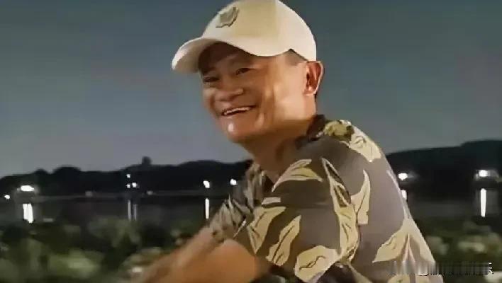 7月17日晚，马云现身西湖边，骑着一辆价值1.85万元的Brompton折叠自行