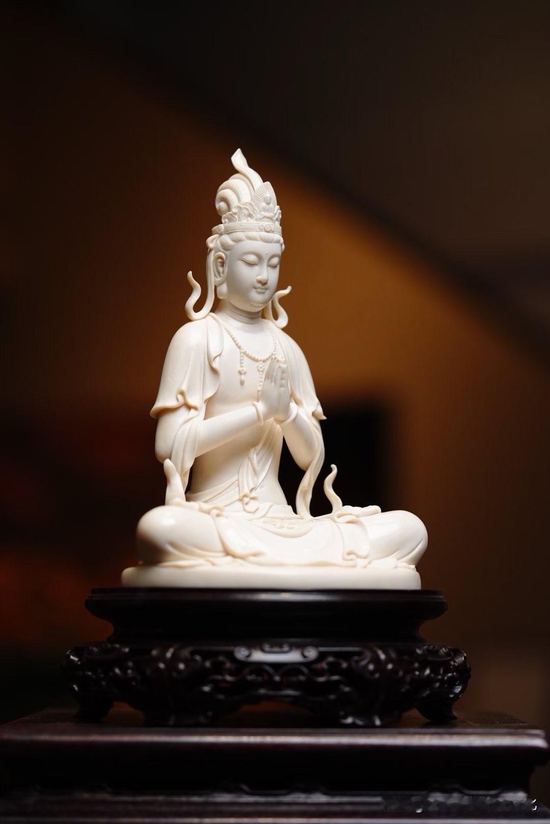 低眉敛目，双手合掌，一尊观音将“静”刻出了温度。

猛犸材质温润细腻，观音安坐蒲