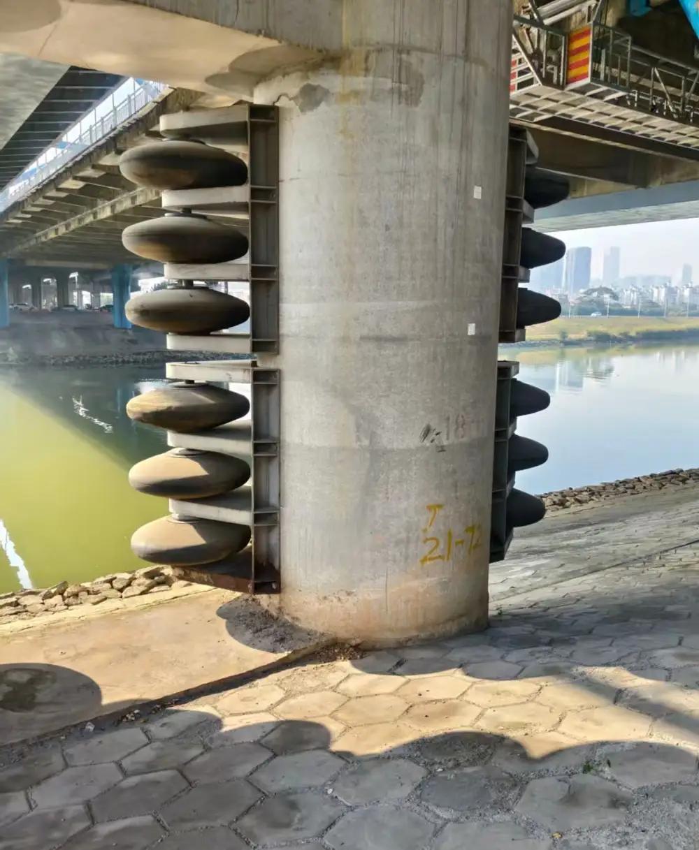 不懂就问，桥底下装这个轮子是干啥用的？烦劳高人指点。