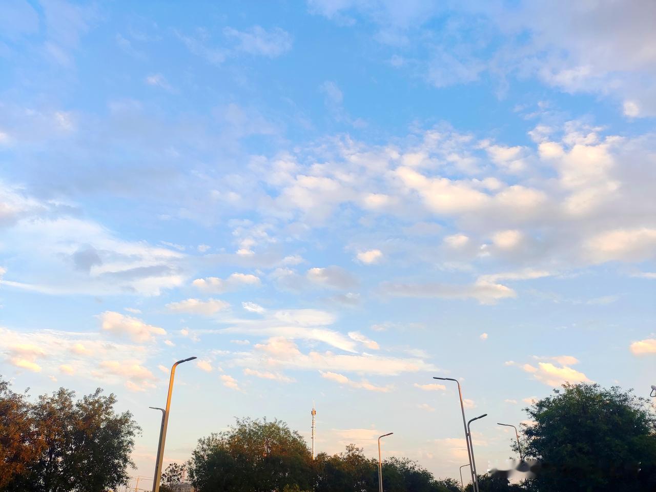 今天西安的天空终于放晴啦！之前萧敬腾来西安直播，西安连着下了七天雨，408个地方