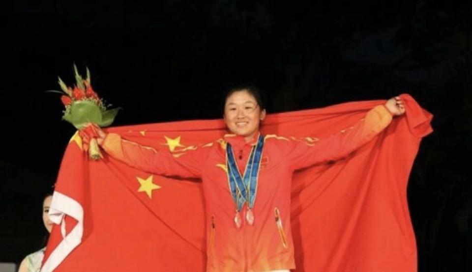 【阎菁“摇身”成美国人？昔日中国骄傲，今成“洋面孔”！】
        你们可