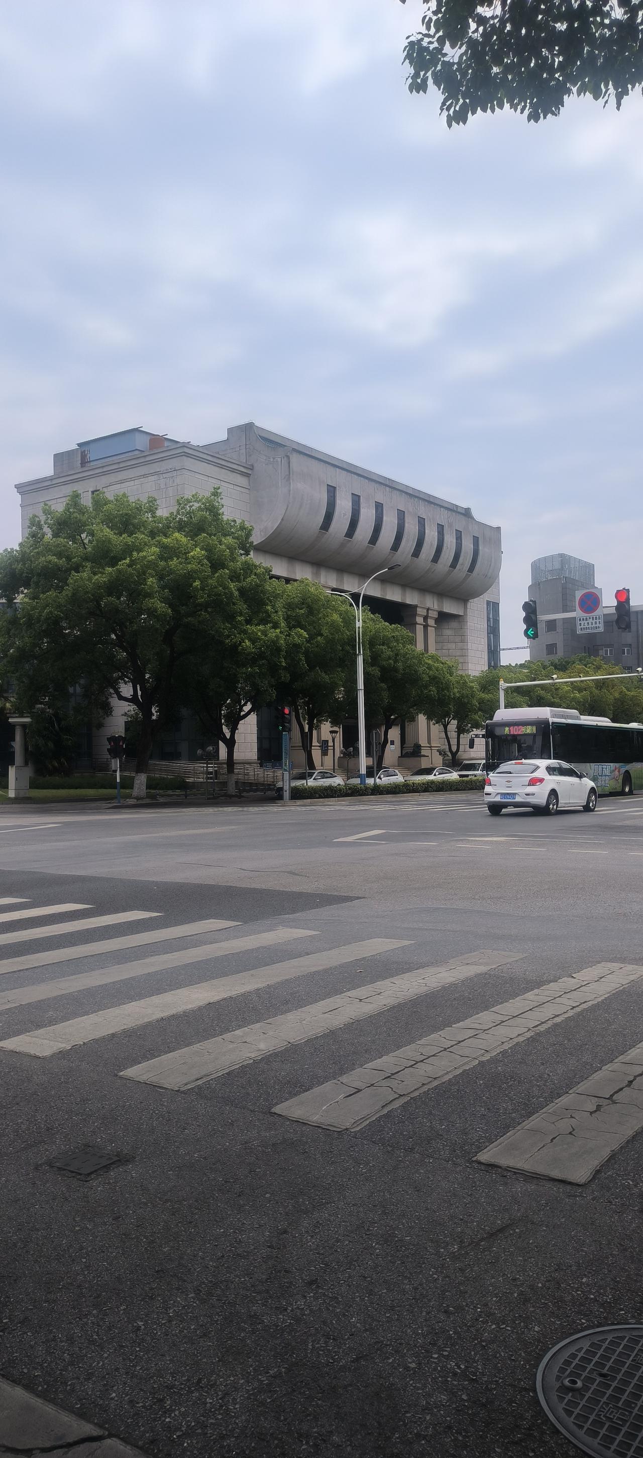 你还会选择定期存款吗一半选存款，一半选理财。这样风险小些。银行存款保底，理财也可