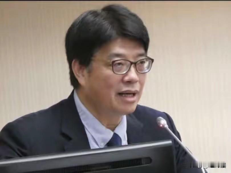 民进党高层干部家属涉嫌走私被关在广东。
 
台湾当局陆委会主委邱垂正昨天表示，近